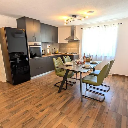 Ilic Apartments - Spacious 3 Bedroom Units - Easy City Access & Private Carport Apartamento