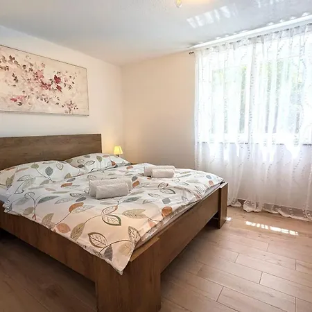 Apartment Ilic Apartments - Spacious 3 Bedroom Units - Easy City Access & Private Carport