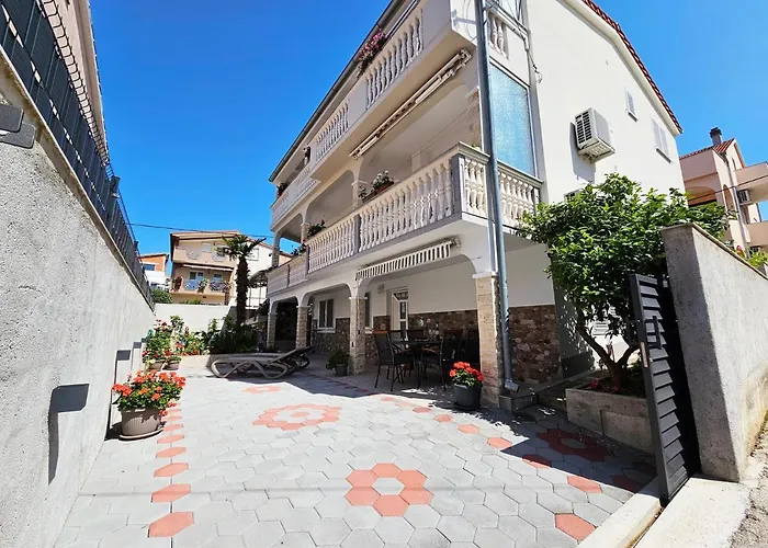 Appartement Ilic Apartments - Spacious 3 Bedroom Units - Easy City Access & Private Carport