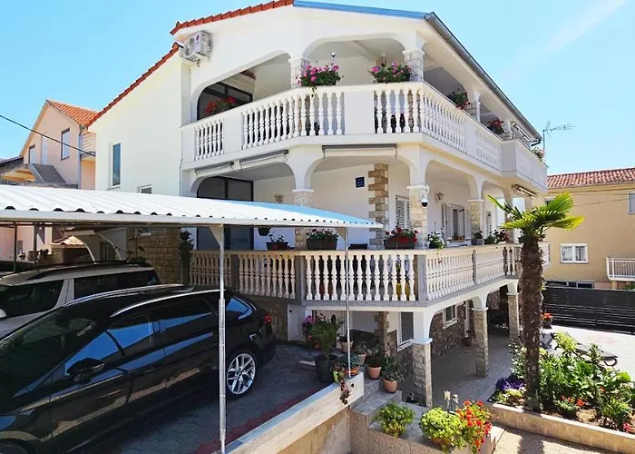 Ilic Apartments - Spacious 3 Bedroom Units - Easy City Access & Private Carport *