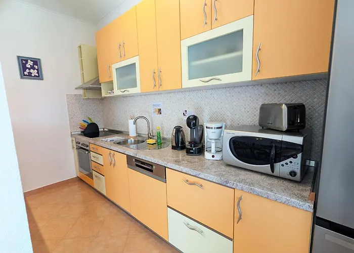Ilic Apartments - Spacious 3 Bedroom Units - Easy City Access & Private Carport Appartement