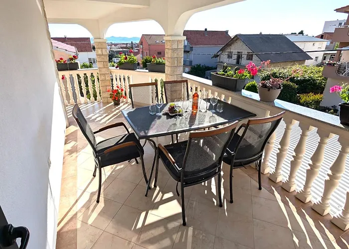 Apartamento Ilic - Spacious 3 Bedroom Units - Easy Access & Private Carport Zadar