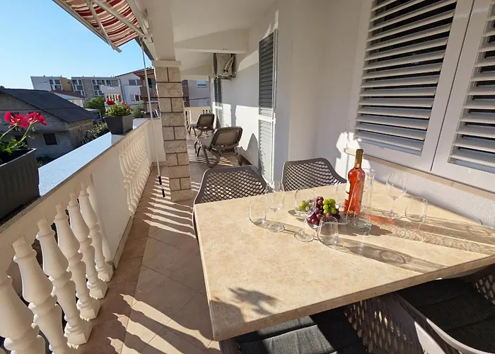 Ilic Apartments - Spacious 3 Bedroom Units - Easy City Access & Private Carport *