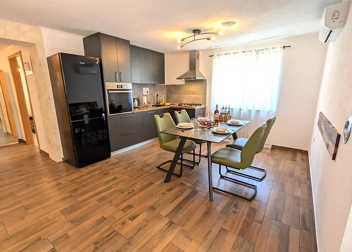 Ilic Apartments - Spacious 3 Bedroom Units - Easy City Access & Private Carport Appartement