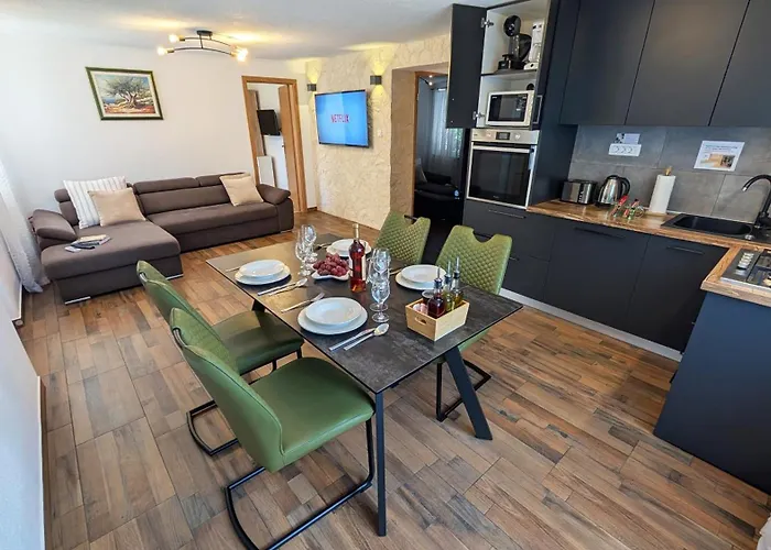 Ilic Apartments - Spacious 3 Bedroom Units - Easy City Access & Private Carport Appartement *