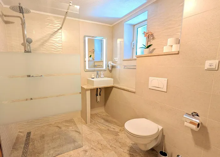 Ilic Apartments - Spacious 3 Bedroom Units - Easy City Access & Private Carport Zadar