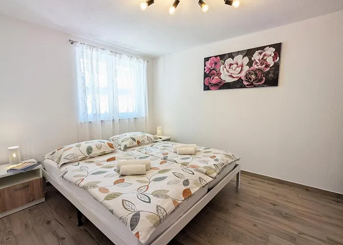 Ilic Apartments - Spacious 3 Bedroom Units - Easy City Access & Private Carport