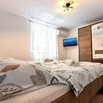 Easy Zadar Acces - 3Br & Balcony Or Terrace Units -Carport -Bbq -Ac