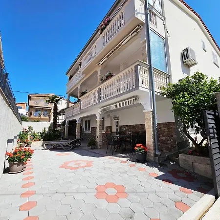 Apartment Modern 3br In With Balcony Or Terrace, Free Parking & Ac