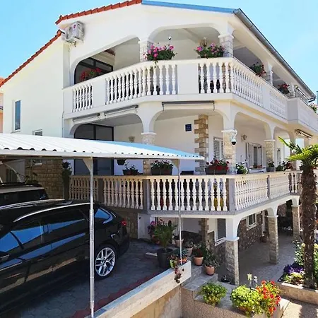 Easy Acces - 3br & Balcony Or Terrace Units -carport -bbq -ac *