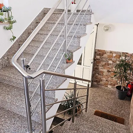 Modern 3br In With Balcony Or Terrace, Free Parking & Ac *