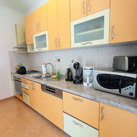 Modern 3br In With Balcony Or Terrace, Free Parking & Ac Apartment