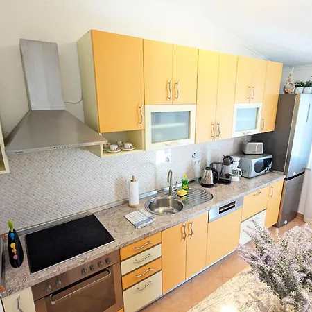 Apartment Modern 3br In With Balcony Or Terrace, Free Parking & Ac