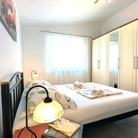 Modern 3br In With Balcony Or Terrace, Free Parking & Ac Apartment *