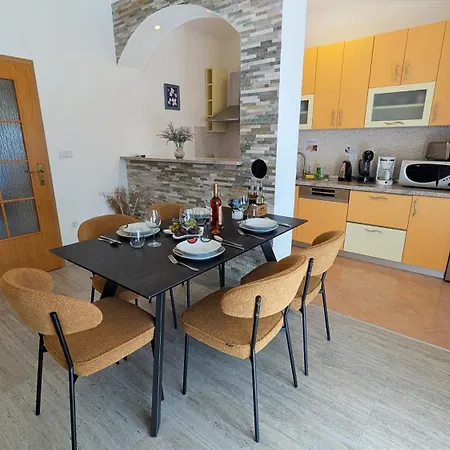 Apartment Modern 3br In With Balcony Or Terrace, Free Parking & Ac *