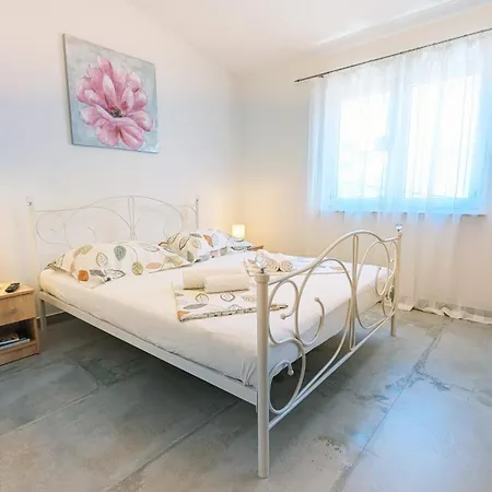 Modern 3br In With Balcony Or Terrace, Free Parking & Ac Apartment