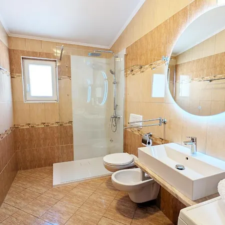 Modern 3br In With Balcony Or Terrace, Free Parking & Ac Apartment *