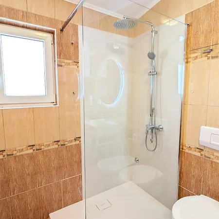 Apartment Modern 3br In With Balcony Or Terrace, Free Parking & Ac *