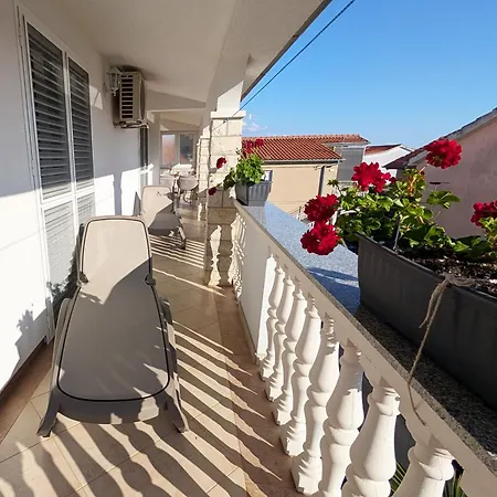 Modern 3br In With Balcony Or Terrace, Free Parking & Ac Apartment *
