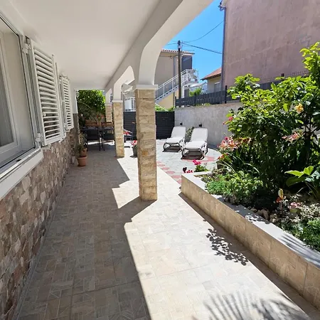 Easy Acces - 3br & Balcony Or Terrace Units -carport -bbq -ac * ザダル