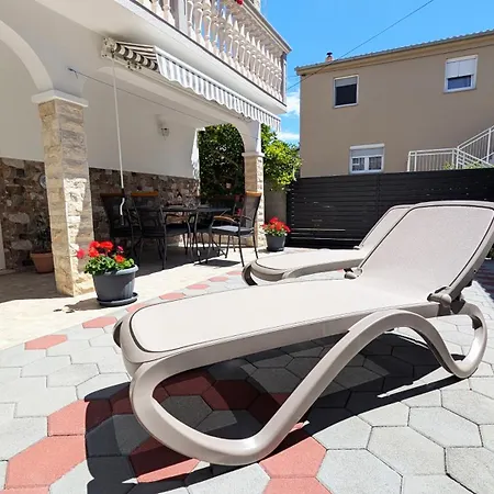 Modern 3br In With Balcony Or Terrace, Free Parking & Ac Apartment