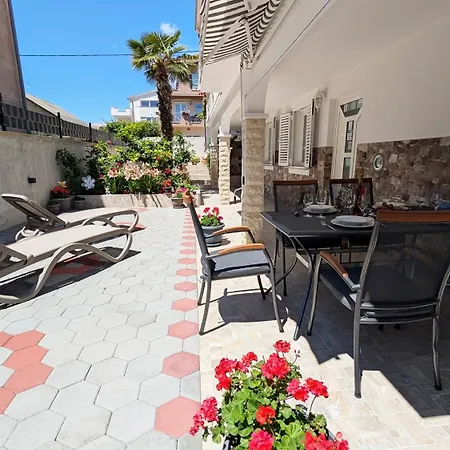 Apartment Modern 3br In With Balcony Or Terrace, Free Parking & Ac *