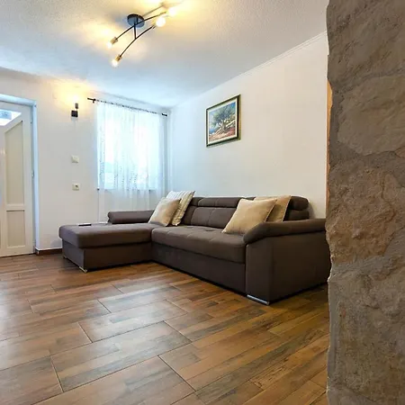 Apartment Modern 3br In With Balcony Or Terrace, Free Parking & Ac Zadar