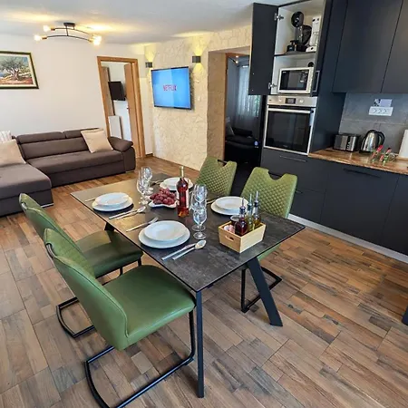 Modern 3br In With Balcony Or Terrace, Free Parking & Ac Apartment *