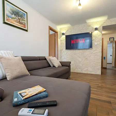 Apartment Modern 3br In With Balcony Or Terrace, Free Parking & Ac *