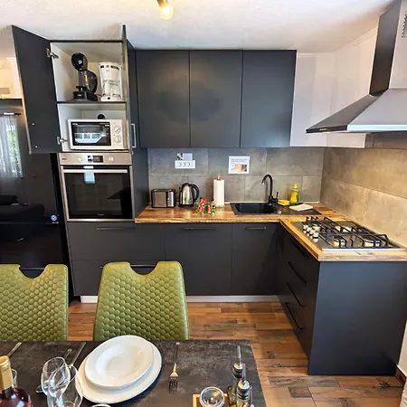 Apartment Modern 3br In With Balcony Or Terrace, Free Parking & Ac Zadar