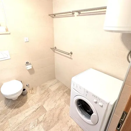 Apartment Modern 3br In With Balcony Or Terrace, Free Parking & Ac