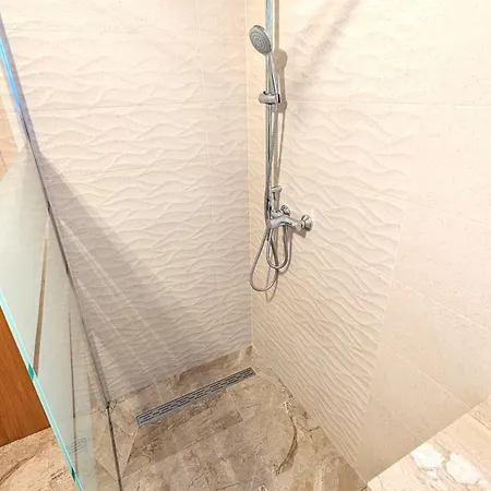 Modern 3br In With Balcony Or Terrace, Free Parking & Ac Apartment *