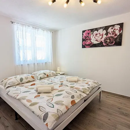 Modern 3br In With Balcony Or Terrace, Free Parking & Ac