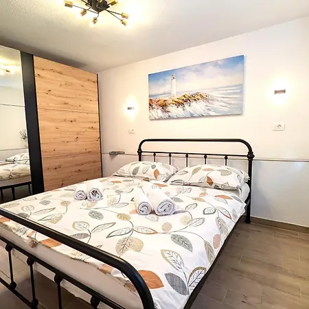 Apartmán Ilic - Spacious 3 Bedroom Units - Easy Access & Private Carport *