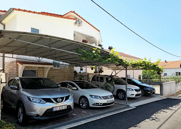 Ilic Apartments - Spacious 3 Bedroom Units - Easy City Access & Private Carport * זאדאר