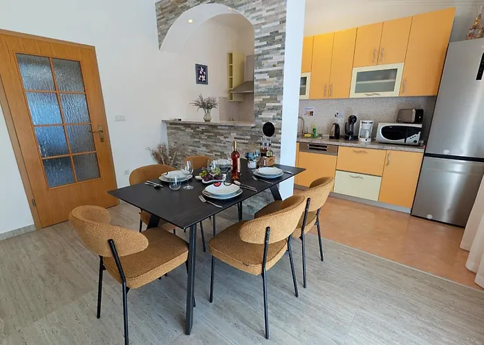 Apartmán Ilic - Spacious 3 Bedroom Units - Easy Access & Private Carport *