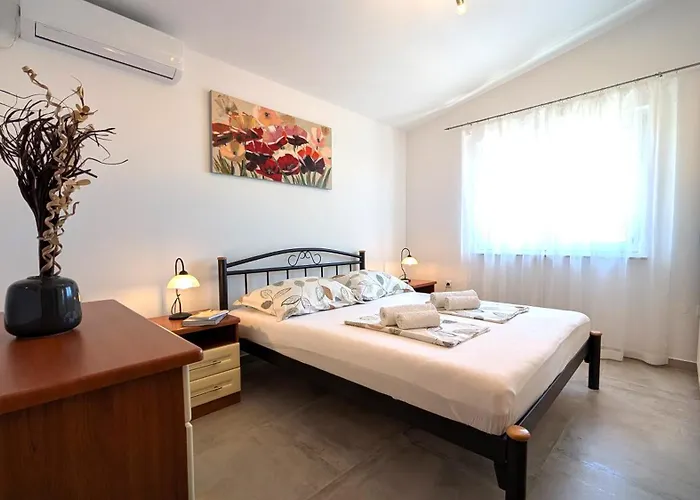 Ilic Apartments - Spacious 3 Bedroom Units - Easy City Access & Private Carport * זאדאר