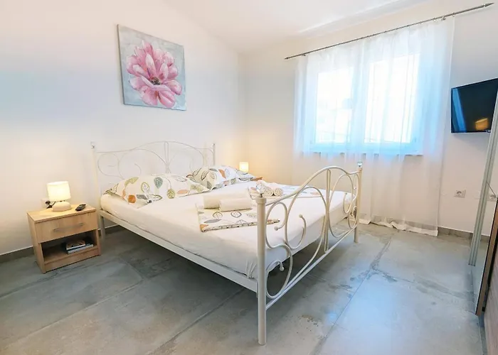 Ilic Apartments - Spacious 3 Bedroom Units - Easy City Access & Private Carport דירה