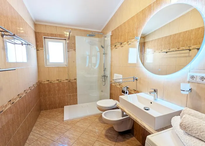 Ilic - Spacious 3 Bedroom Units - Easy Access & Private Carport Apartmán *