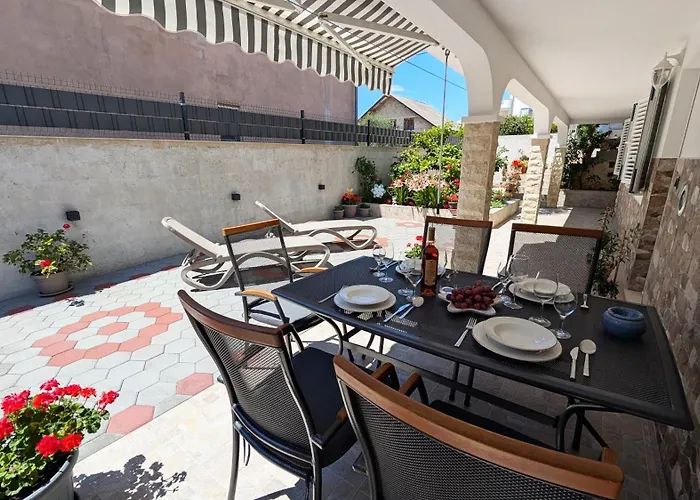 Ilic Apartments - Spacious 3 Bedroom Units - Easy City Access & Private Carport דירה זאדאר