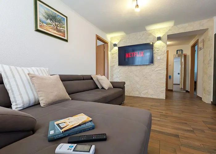 Apartmán Ilic - Spacious 3 Bedroom Units - Easy Access & Private Carport *