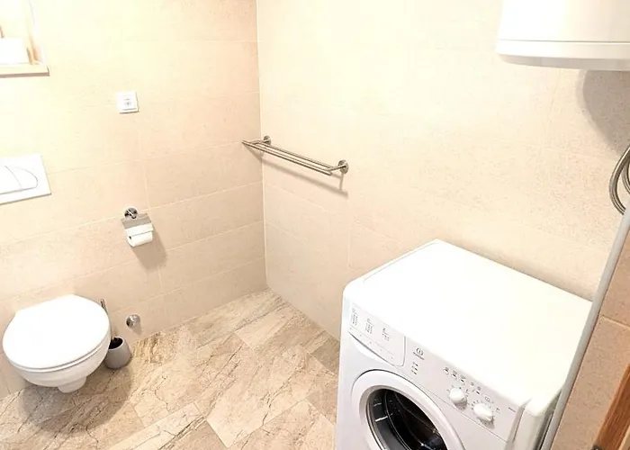 Apartmán Ilic - Spacious 3 Bedroom Units - Easy Access & Private Carport