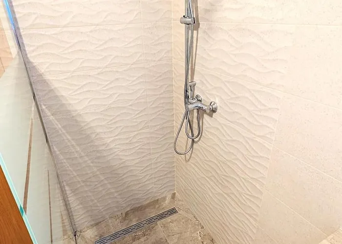 Ilic Apartments - Spacious 3 Bedroom Units - Easy City Access & Private Carport דירה *