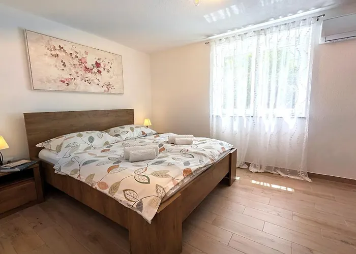 Apartmán Ilic - Spacious 3 Bedroom Units - Easy Access & Private Carport