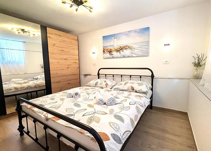 Apartmán Ilic - Spacious 3 Bedroom Units - Easy Access & Private Carport *